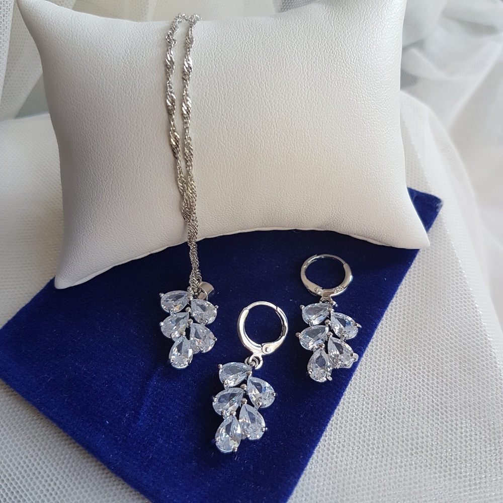Swarovski Elements 925 Sterling Silver Clear Teardrop Cluster Necklace NEW - Picture 4 of 16